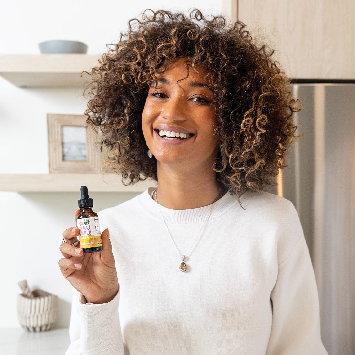 Pau d’Arco Herbal Blend Liquid Drops Lifestyle Bottle 2